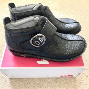 Alegria Caiti Yeehaw Black Ankle Bootie NWB US 9